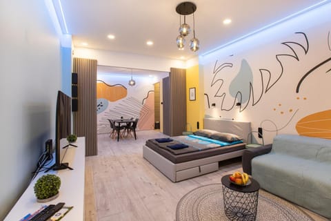 Bed, TV and multimedia, Seating area, Bedroom