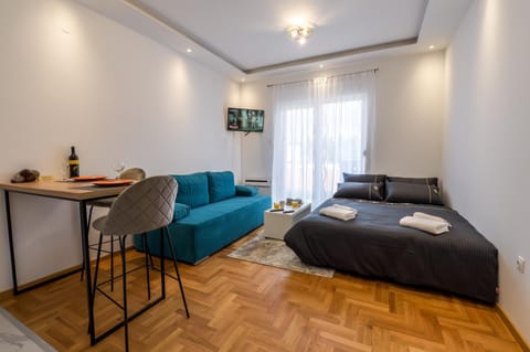 Bed, TV and multimedia, Photo of the whole room