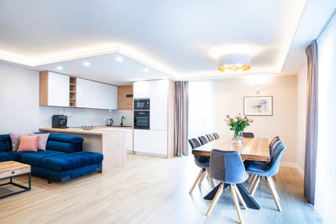 Kitchen or kitchenette, Living room, Seating area, Communal kitchen