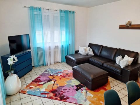 TV and multimedia, Living room, Seating area, Evening entertainment