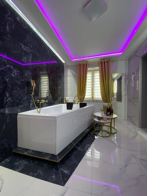 Bathroom, Drinks, Alcoholic drinks, Bath, heating