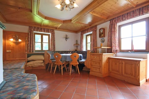 Seating area, Dining area