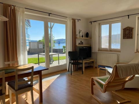 Communal lounge/ TV room, Day, Natural landscape, TV and multimedia, View (from property/room), Balcony/Terrace, Living room, Seating area, Dining area, Lake view, Lake view, Mountain view, Mountain view