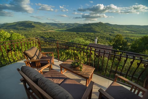 View (from property/room), Balcony/Terrace, City view, Mountain view