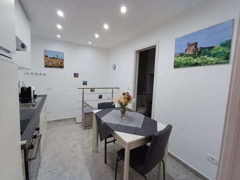 Kitchen or kitchenette, Dining area, Breakfast