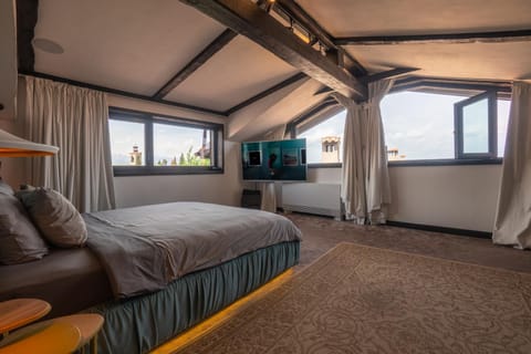 Bed, TV and multimedia, View (from property/room), Photo of the whole room, Seating area, Evening entertainment, Bedroom, City view, Mountain view, heating