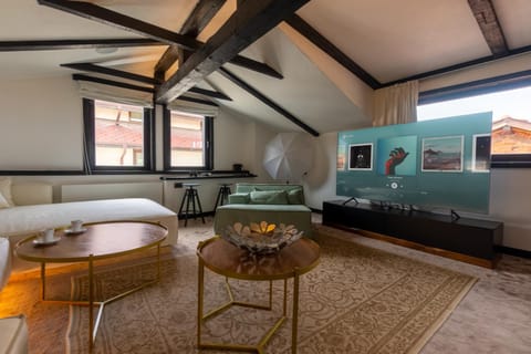 Communal lounge/ TV room, TV and multimedia, Living room, Seating area, Dining area, Family