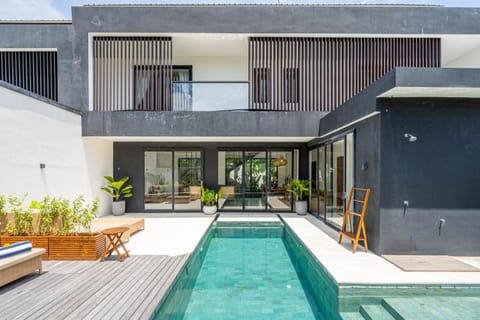 Property building, Patio, Day, Pool view, Swimming pool, sunbed