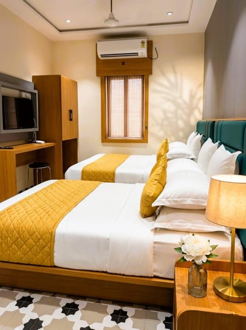 Bed, Photo of the whole room, Bedroom, air conditioner