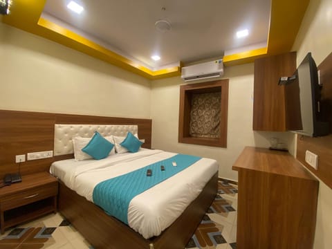 Bed, TV and multimedia, Photo of the whole room, Bedroom, wardrobe, air conditioner