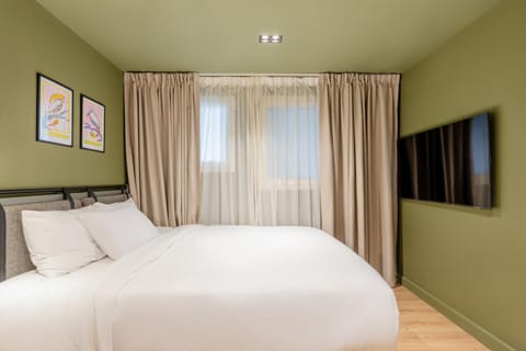 Bed, TV and multimedia, Bedroom