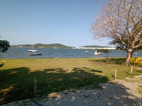 Casa conceito aberto aconchegante, perto de tudo e com garagem 64m2 House in São Pedro da Aldeia