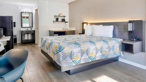 Bed, Kitchen or kitchenette, Bedroom, hair dresser, minibar