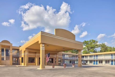 Property building, Facade/entrance, Day