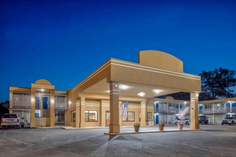Property building, Facade/entrance, Night, Location, Parking