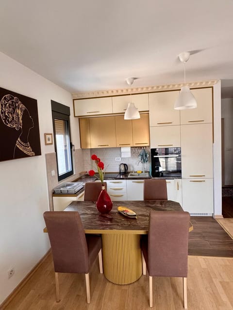 Dining area, dishwasher, oven, pet friendly, stove, toaster