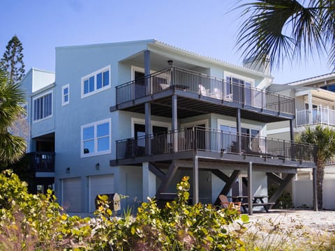 Property building, Day, Balcony/Terrace