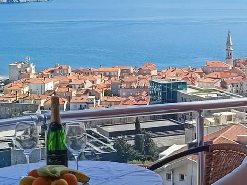 Restaurant/places to eat, Day, View (from property/room), Balcony/Terrace, Food and drinks, Dining area, City view, Landmark view, Sea view, Breakfast, Drinks
