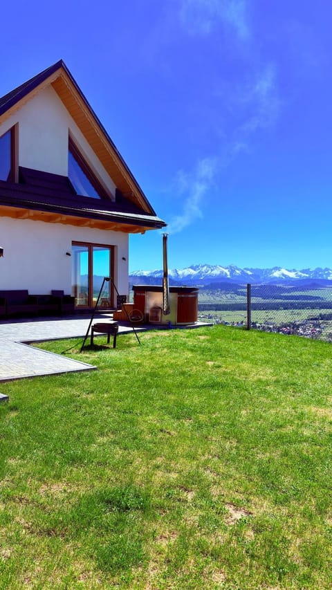 Property building, Natural landscape, Garden, Garden view, Mountain view