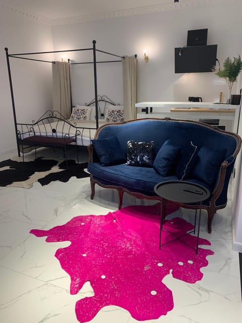 Bed, Kitchen or kitchenette, Seating area
