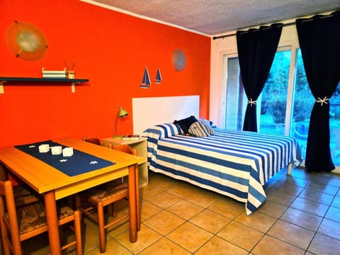 Bed, Living room, Bedroom