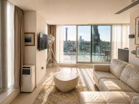 Communal lounge/ TV room, TV and multimedia, Living room, Seating area, Evening entertainment