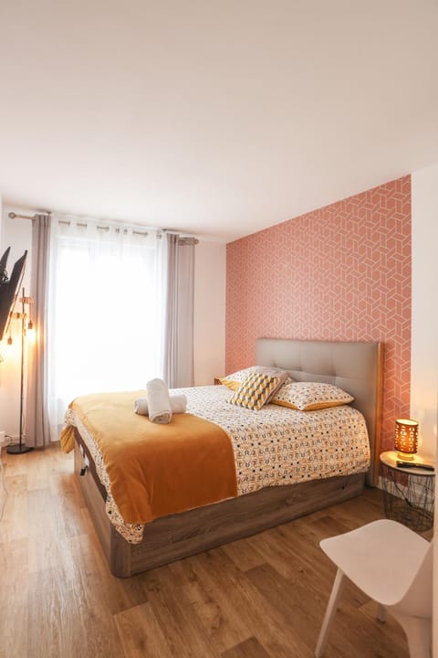 Photo of the whole room, Bedroom