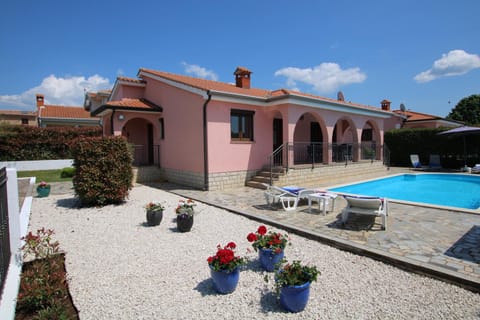 Property building, Day, Pool view, Swimming pool, sunbed