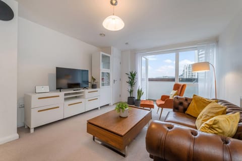 Communal lounge/ TV room, TV and multimedia, Living room, Lounge or bar, Seating area, Evening entertainment