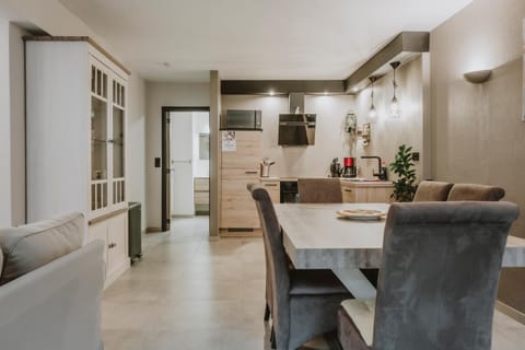 Kitchen or kitchenette, Dining area