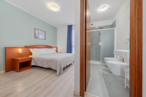 Shower, Toilet, Bed, Bathroom, Photo of the whole room, Bedroom, Bath