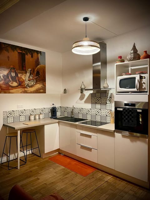 Kitchen or kitchenette, oven, stove