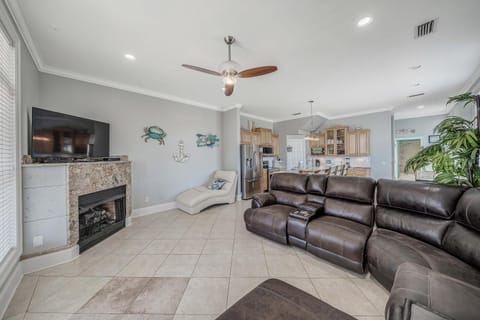 Deja Blue by Sand Seeker Vacations House in Lower Grand Lagoon