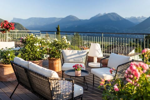 Natural landscape, View (from property/room), Balcony/Terrace, Seating area, Mountain view