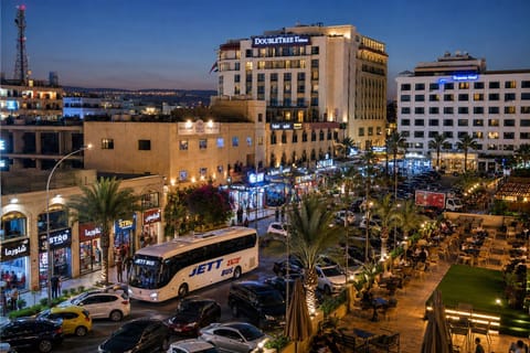 Property building, Restaurant/places to eat, Night, People, Bird's eye view, City view, Location, group of guests, Parking