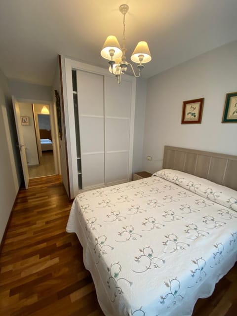 Bed, Photo of the whole room, Bedroom, internet