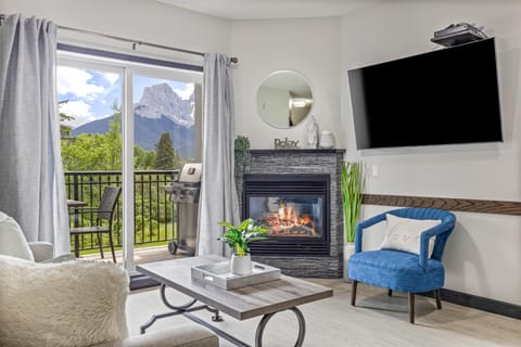 TV and multimedia, Living room, Mountain view