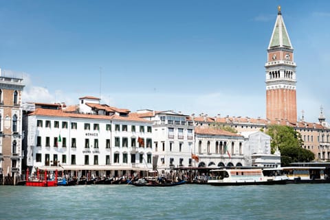 Restaurant/places to eat, Facade/entrance, Day, Balcony/Terrace