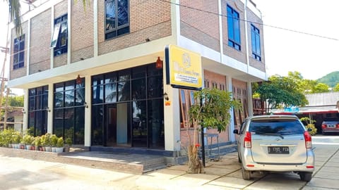 Property building, Day, Neighbourhood, Street view, Location, Parking
