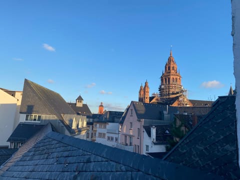 Nearby landmark, Balcony/Terrace, City view
