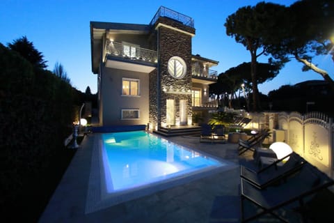 B&B Bellavista Exclusive in zona centrale con piscina -Jacuzzi vista lago LA COLAZIONE viene servita in una pasticceria rinomata ed esclusiva esterna alla struttura Bed and Breakfast in Desenzano del Garda