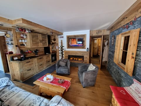 TV and multimedia, Living room, Seating area, fireplace