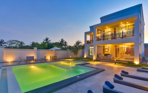 Property building, Pool view, Swimming pool, Sunrise, sunbed