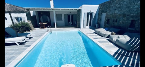 Patio, Day, Swimming pool
