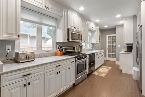 Gorgeous Downtown Bungalow, Walk Everywhere!!! House in Lake Geneva