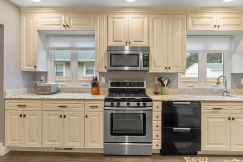 Gorgeous Downtown Bungalow, Walk Everywhere!!! House in Lake Geneva