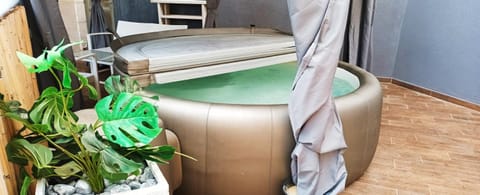 Hot Tub, Hot Tub, Spa and wellness centre/facilities