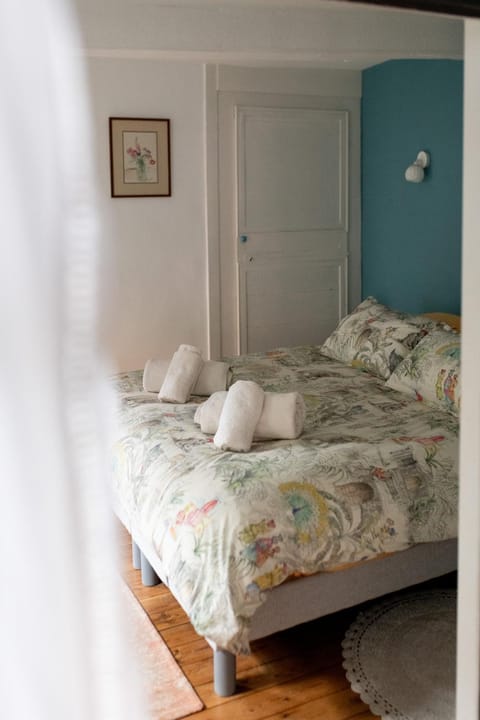 Decorative detail, Bedroom, towels, wardrobe