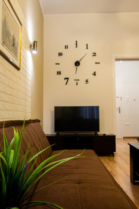 TV and multimedia, Living room, Seating area, Evening entertainment