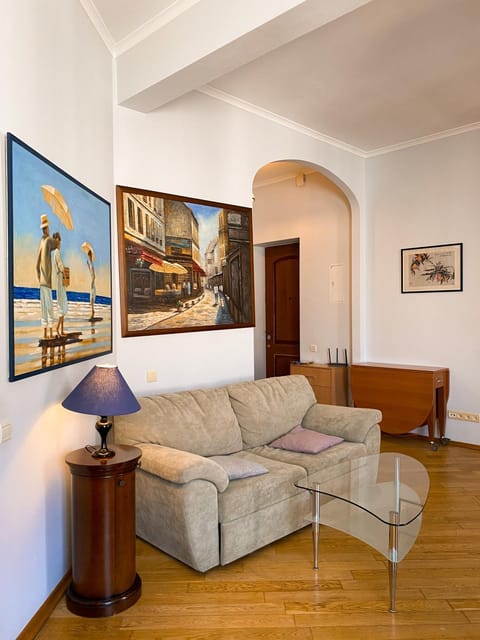TV and multimedia, Living room, Decorative detail, Seating area